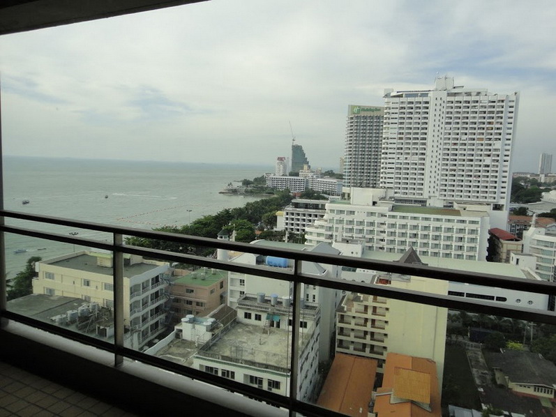 Beachfront Condo for Rent on Pattaya Beach Rd.