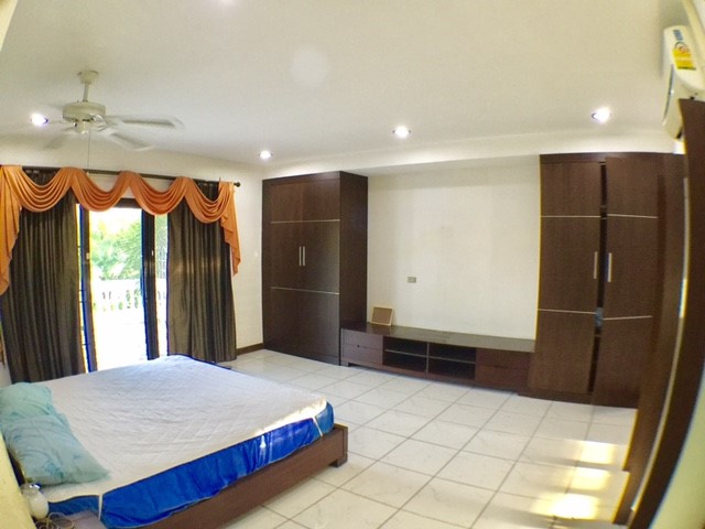 Big Pool House for Sale in Pattaya