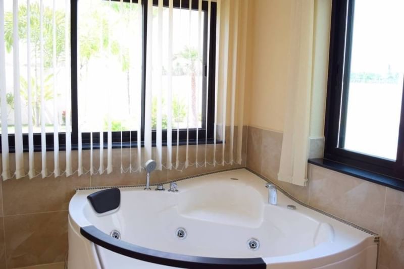Detached Luxury Pool Villa For Sale in Mapprachan Lake, Pattaya