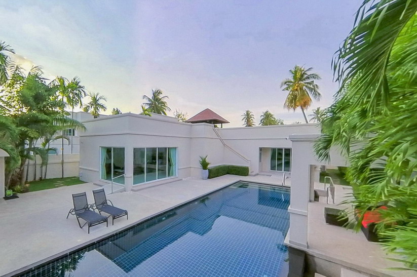 Stunning 3 Bedrooms Villa with Large Pool For Rent in East Pattaya