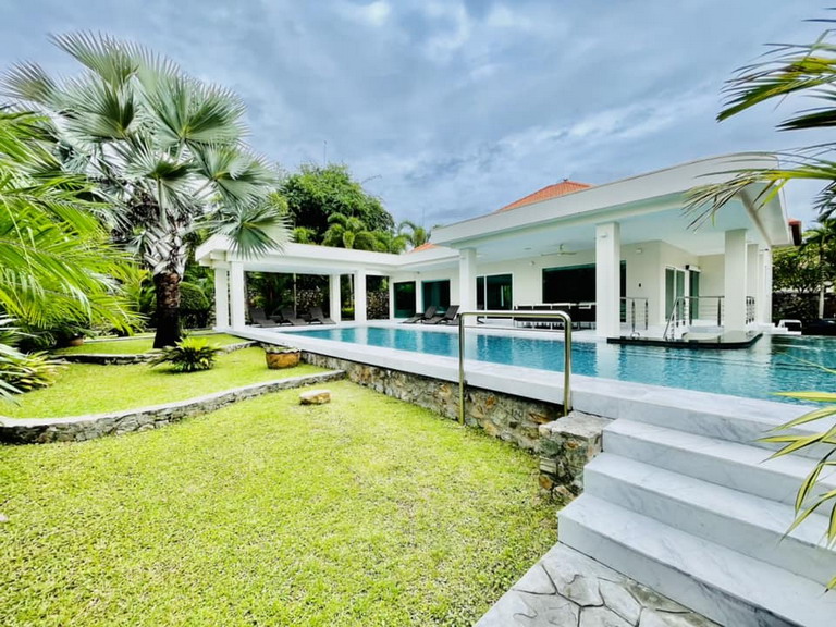 A Super Luxury Villa for Sale in Pattaya